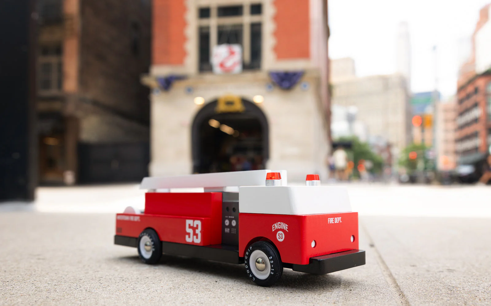 Candylab Ladder 53 Fire Truck - Image 4