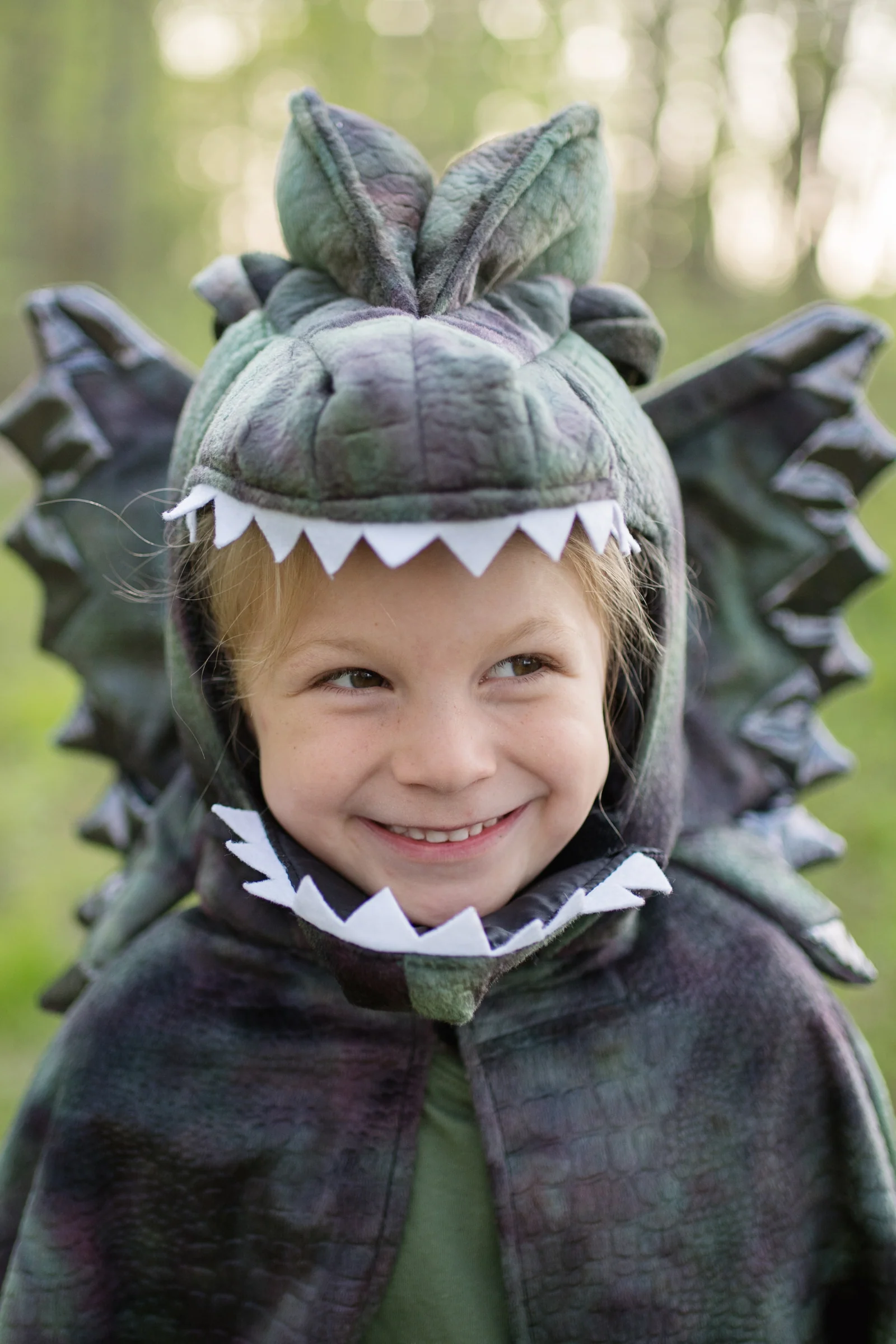 Great Pretenders Grandasaurus Dilophosaurus Cape with Claws - Image 3