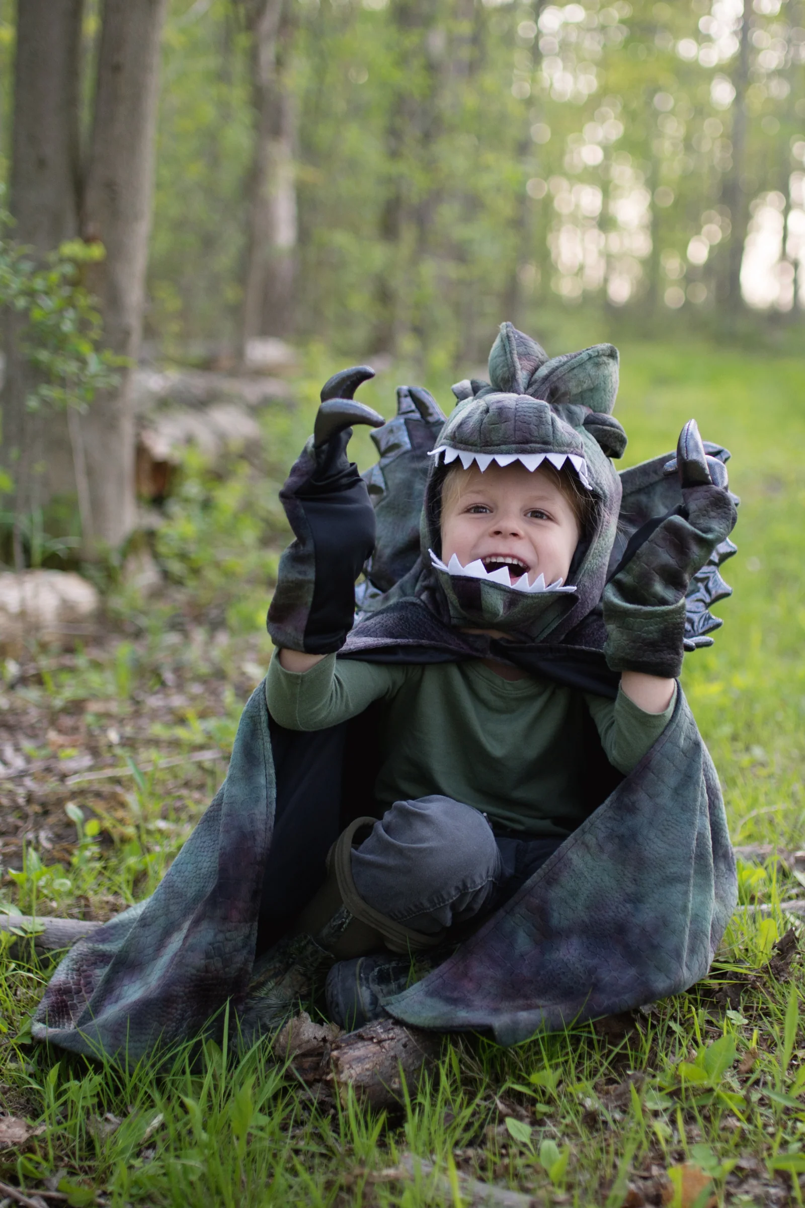 Great Pretenders Grandasaurus Dilophosaurus Cape with Claws - Image 5