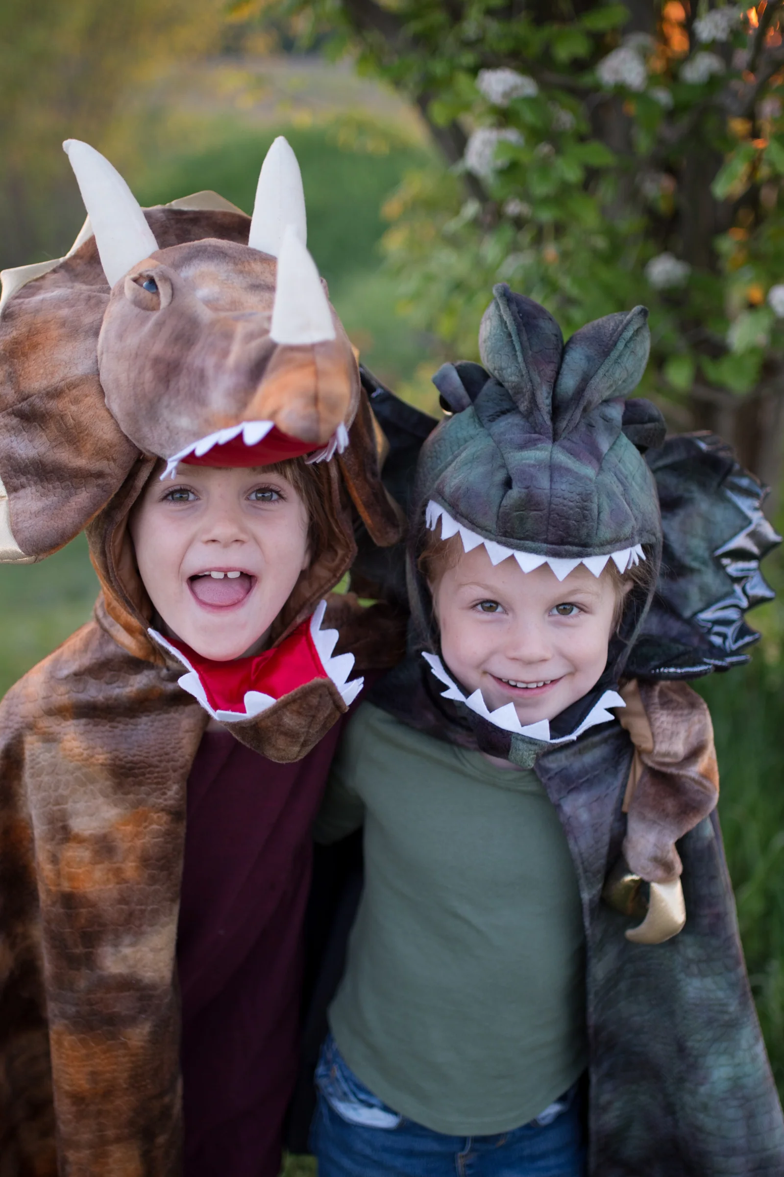 Great Pretenders Grandasaurus Dilophosaurus Cape with Claws - Image 6
