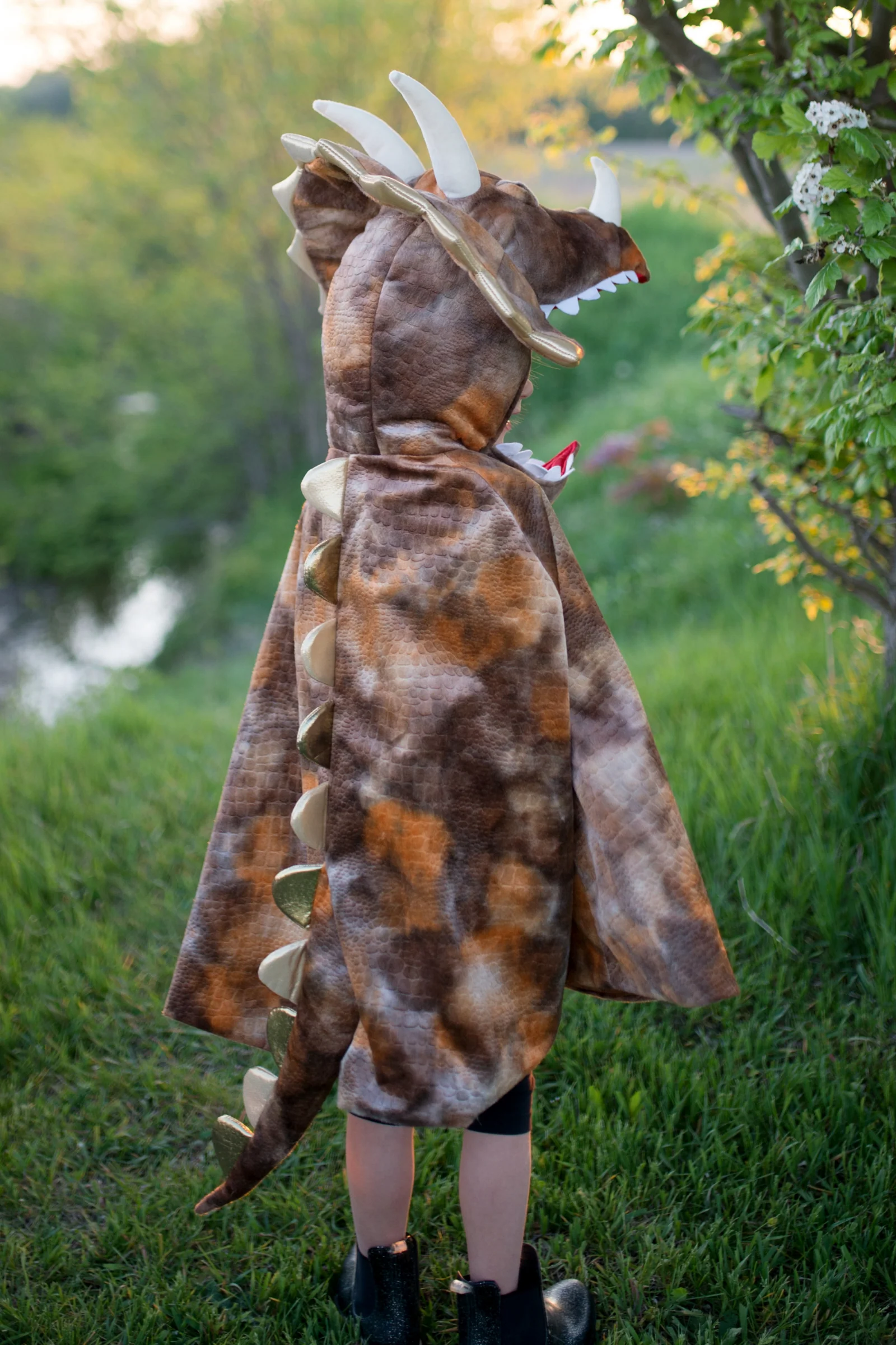 Great Pretenders Grandasaurus Triceratops Cape with Claws - Image 3