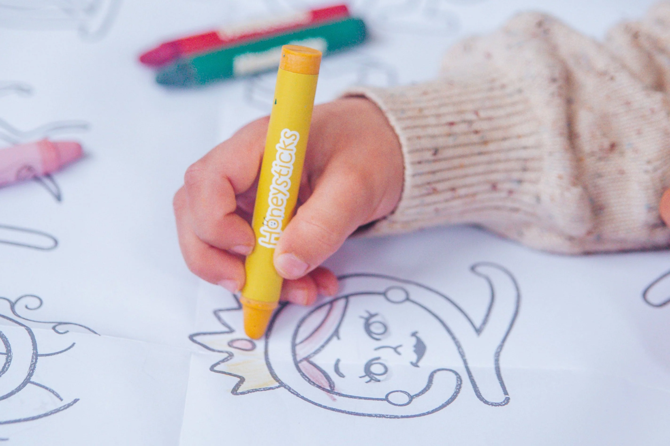 Honeysticks Jumbo Posters and Crayons Activity Set - Image 4