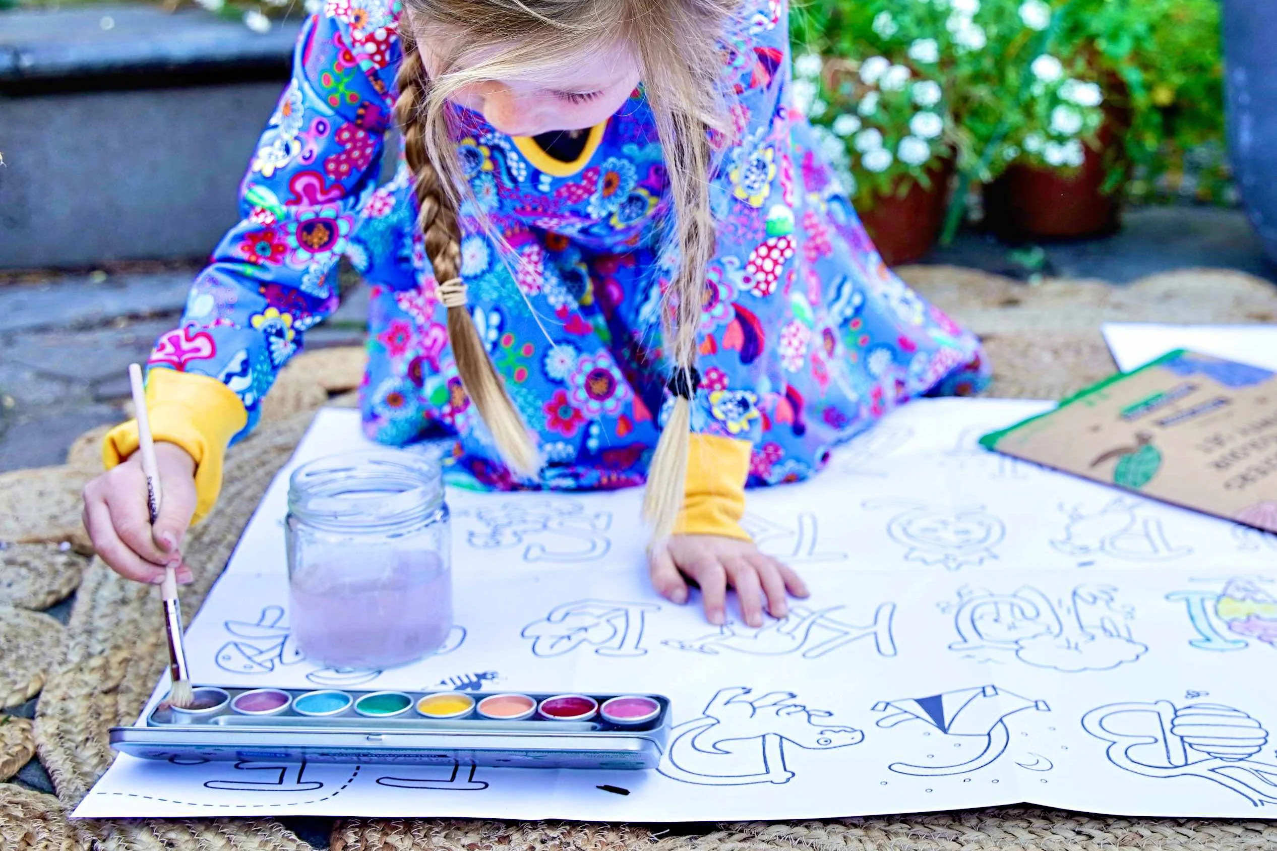Honeysticks Jumbo Posters and Paints Activity Set - Image 3