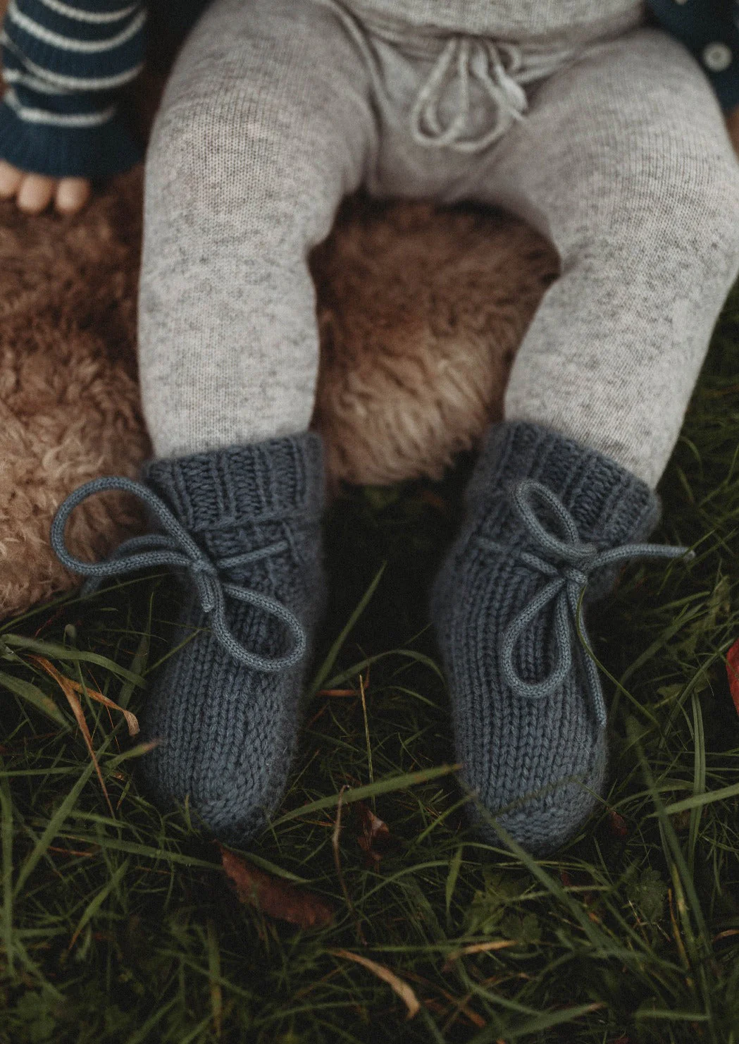 La Petit Lapin Cashmere Booties | Graphite - Image 2