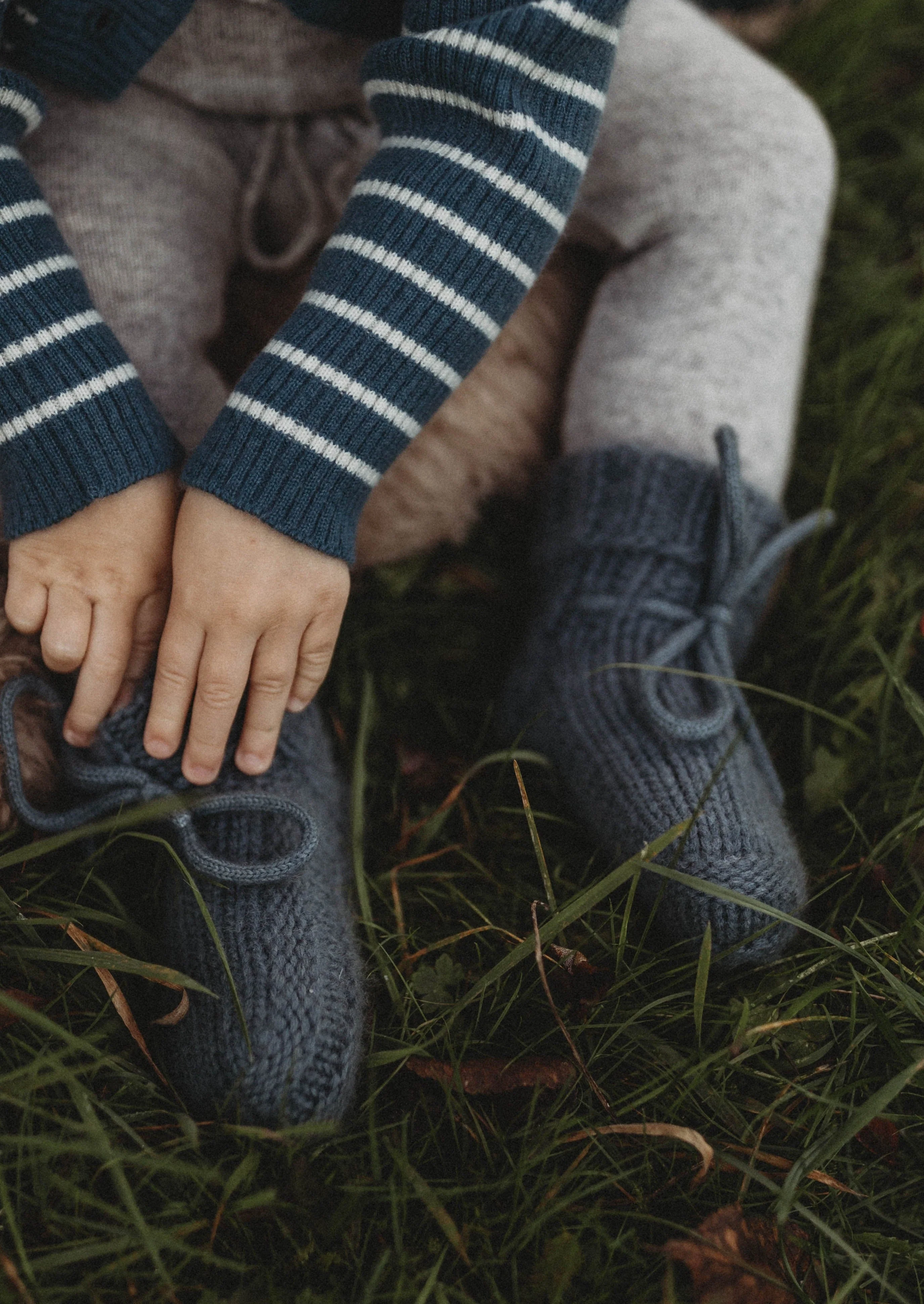 La Petit Lapin Cashmere Booties | Graphite - Image 3