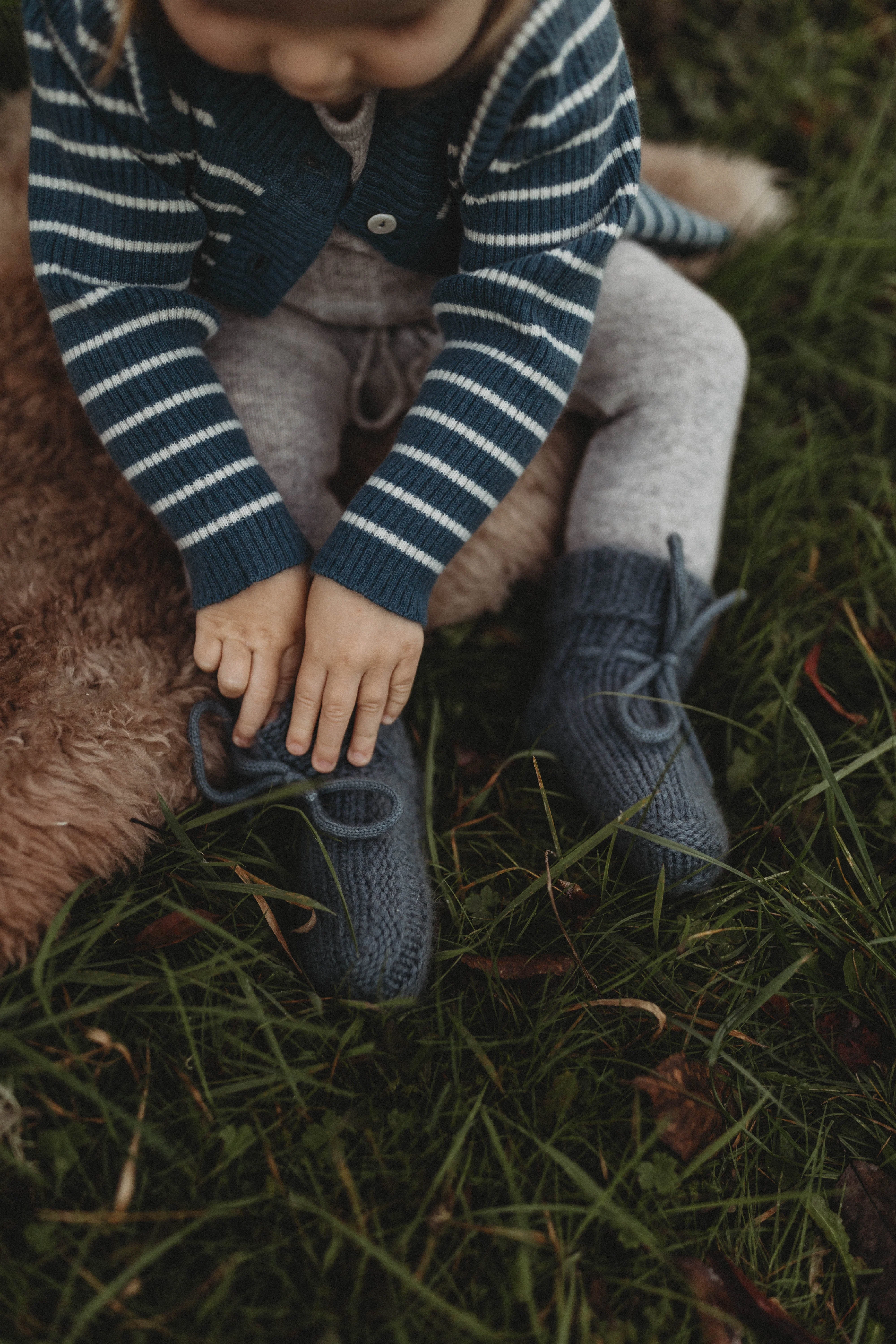 La Petit Lapin Cashmere Cardigan | Navy/Creme - Image 7