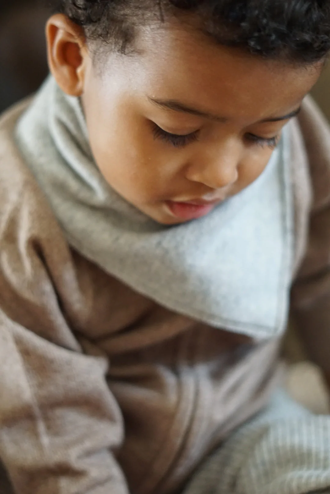 La Petit Lapin Cashmere Triangle Bib Scarf | Gray Melange - Image 2