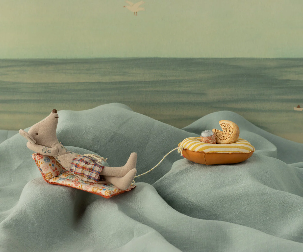 Maileg Beach mouse with air mattress, Dad - Flower - Image 2