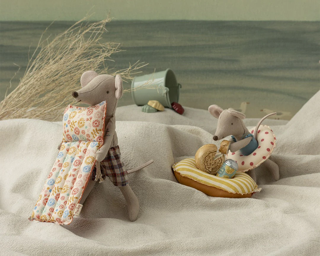 Maileg Beach mouse with air mattress, Dad - Flower - Image 3