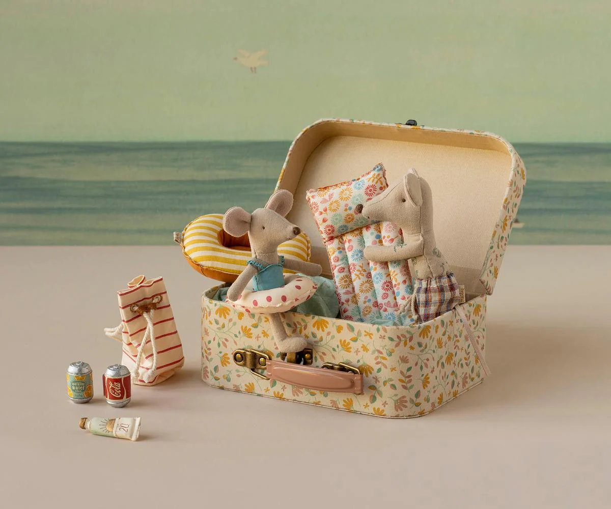 Maileg Beach mouse with air mattress, Dad - Flower - Image 4