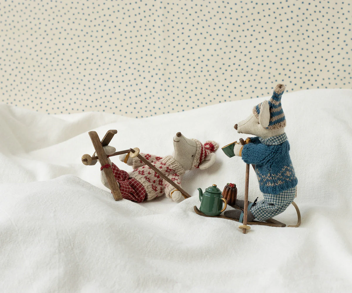 Maileg Winter mouse with ski set, Mum - Red - Image 2