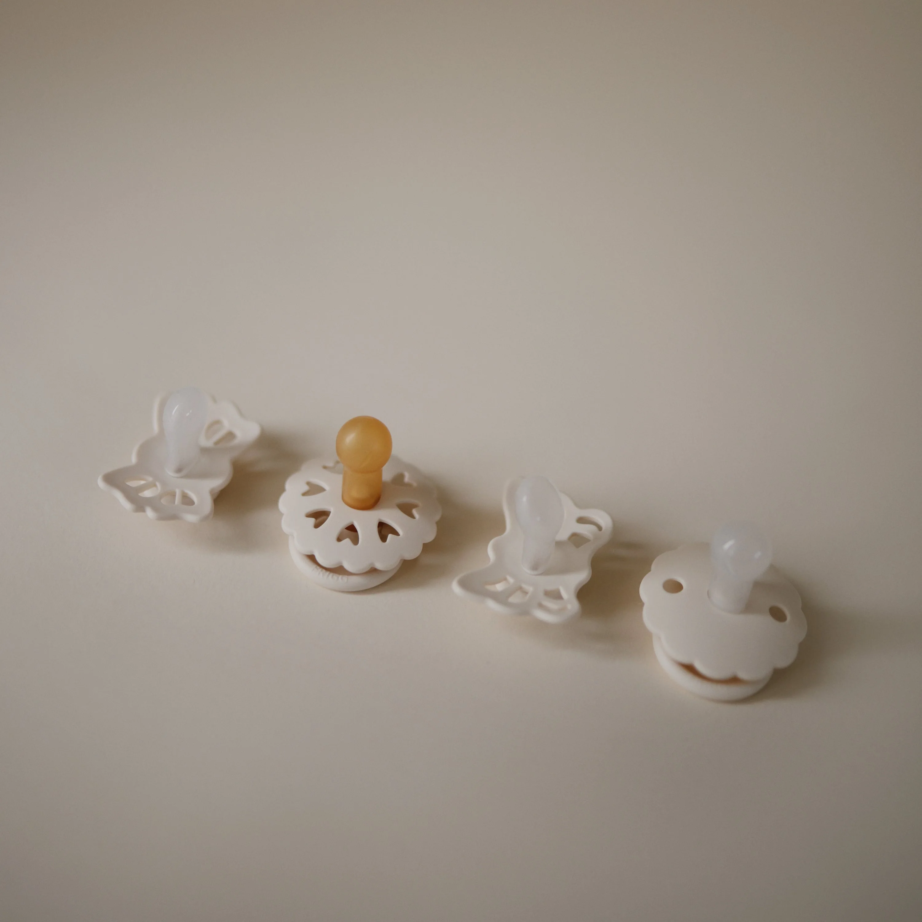 Mushie FRIGG Baby's First Pacifier Floral Heart (Cream) 4-Pack - Image 3