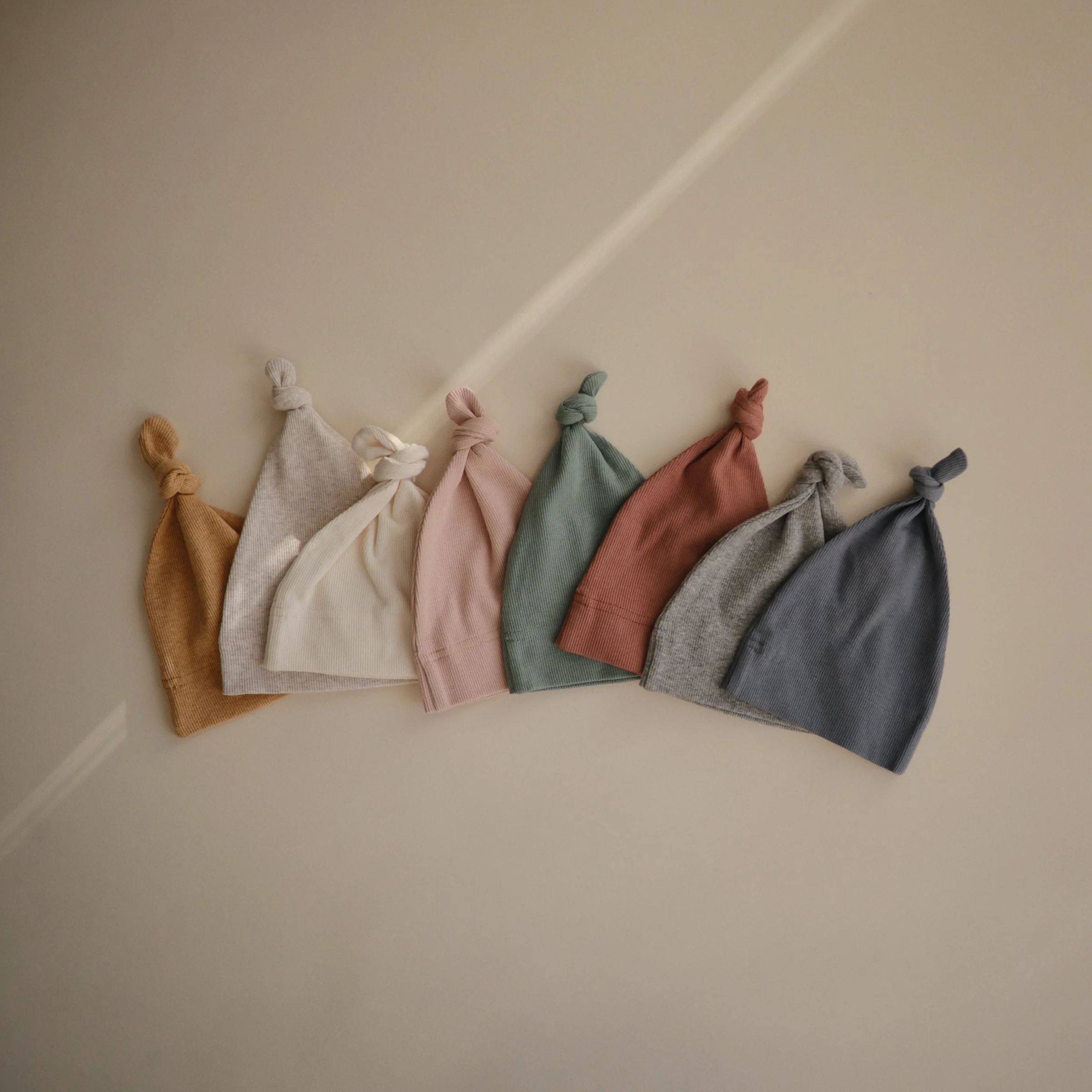 Mushie Ribbed Knotted Baby Gown + Beanie Set - Image 7