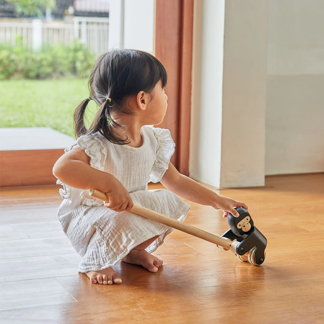 PlanToys Climbing Gorilla - Image 2