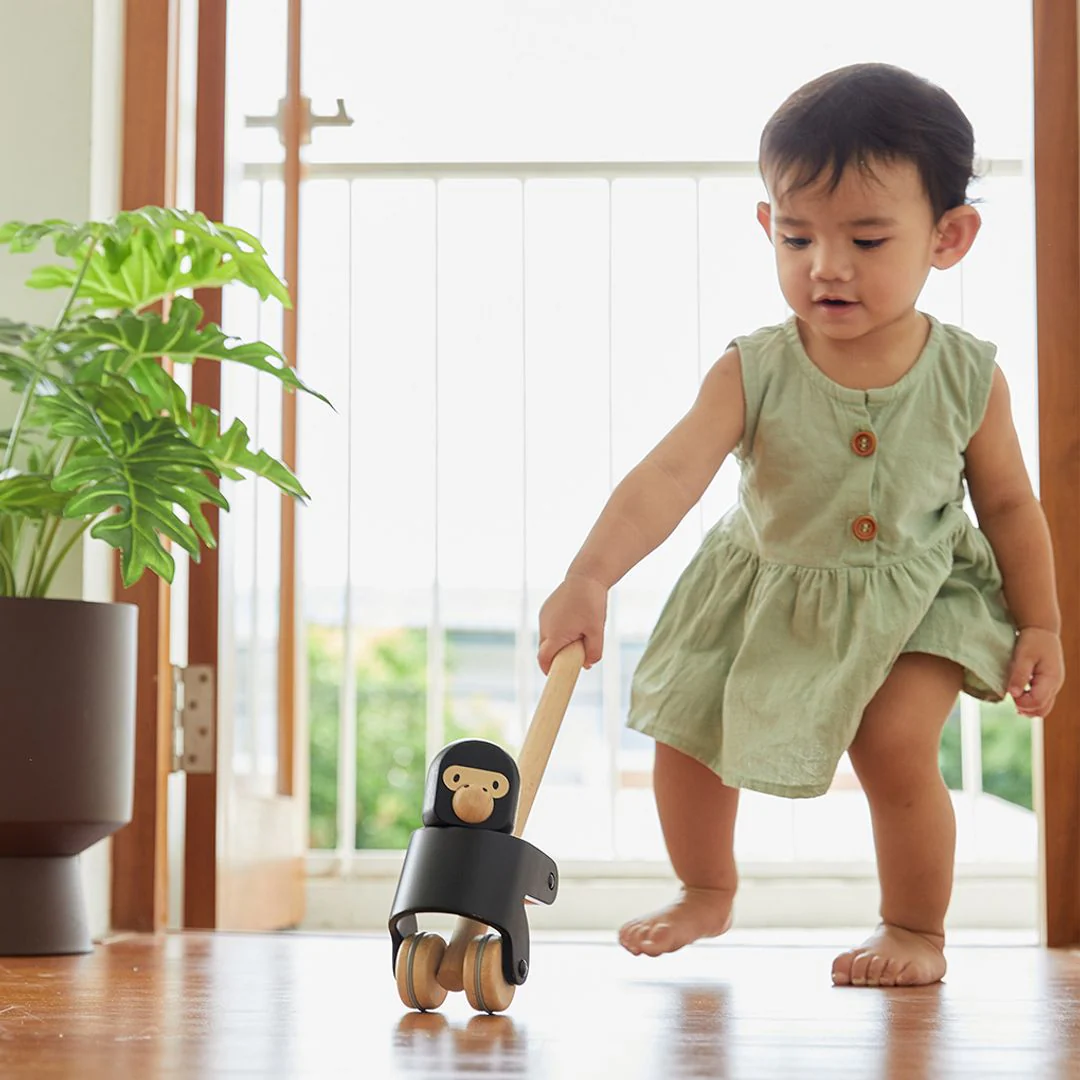 PlanToys Climbing Gorilla - Image 4