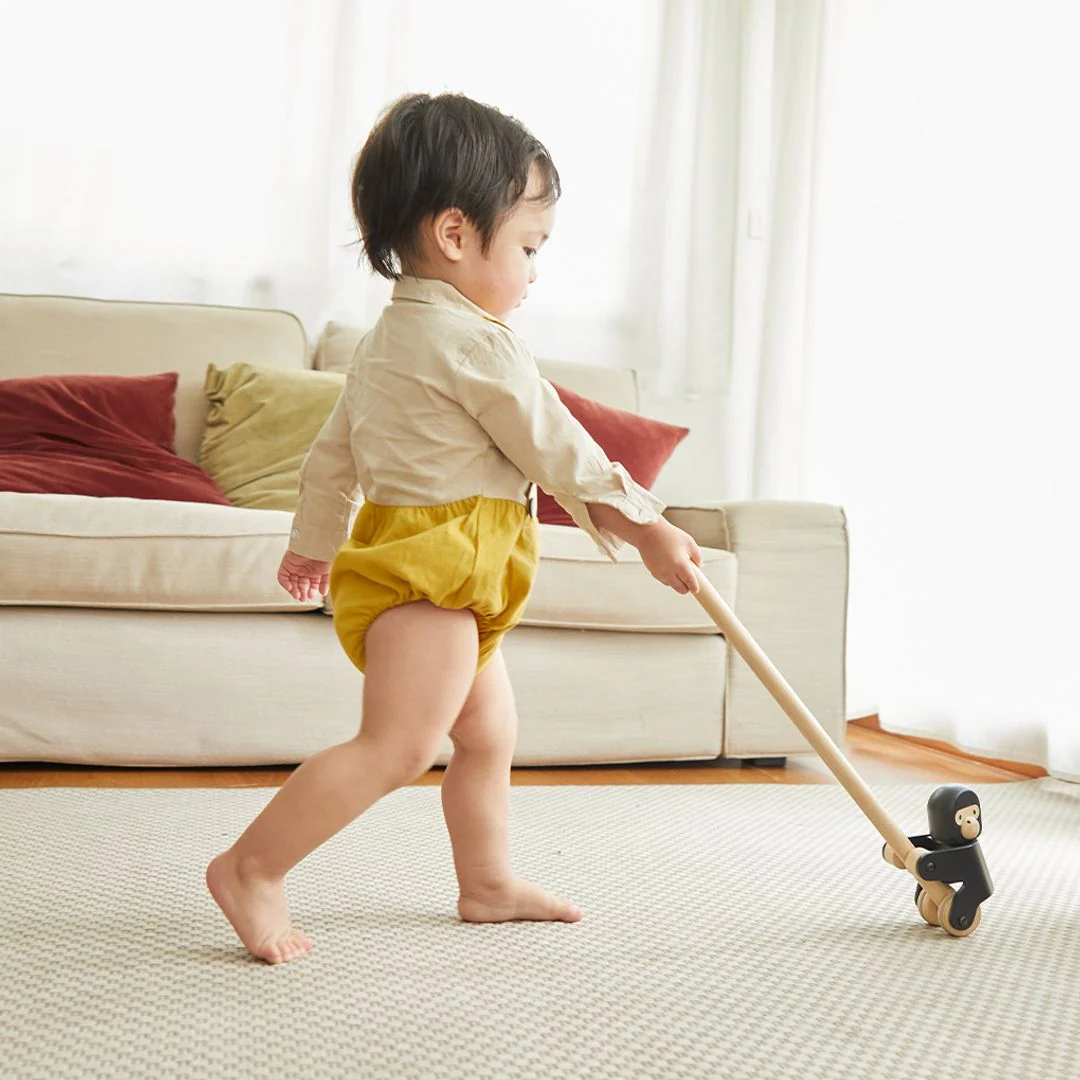 PlanToys Climbing Gorilla - Image 5