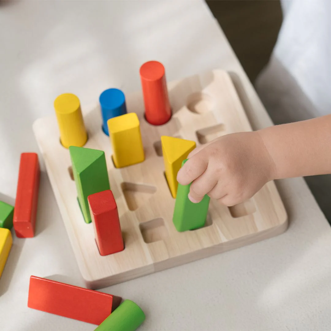PlanToys Geometric Peg Board - Image 4