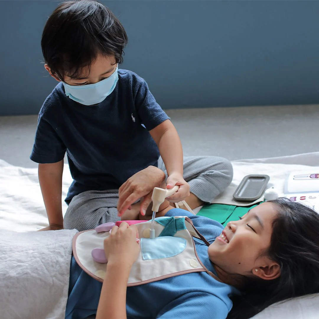 PlanToys Surgeon Set - Image 2