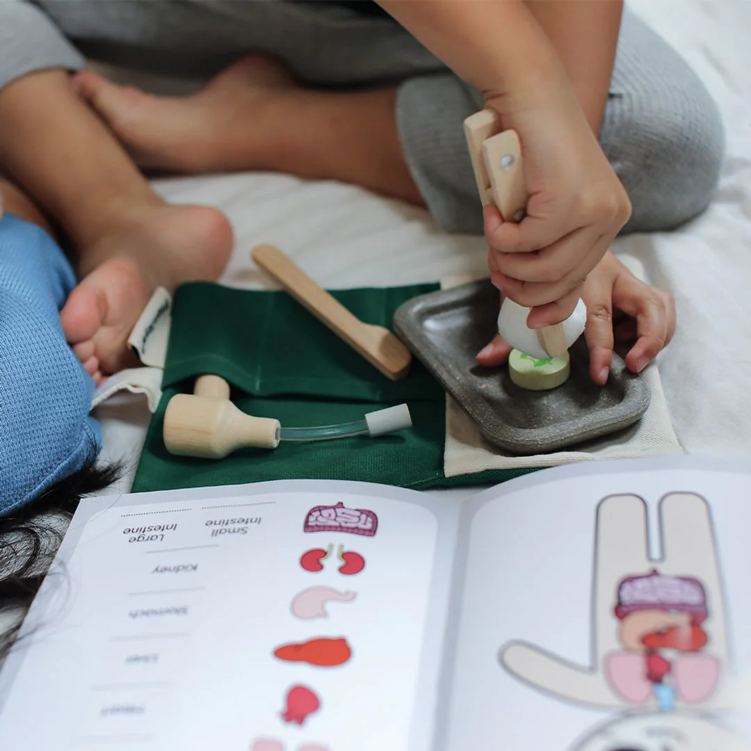 PlanToys Surgeon Set - Image 6