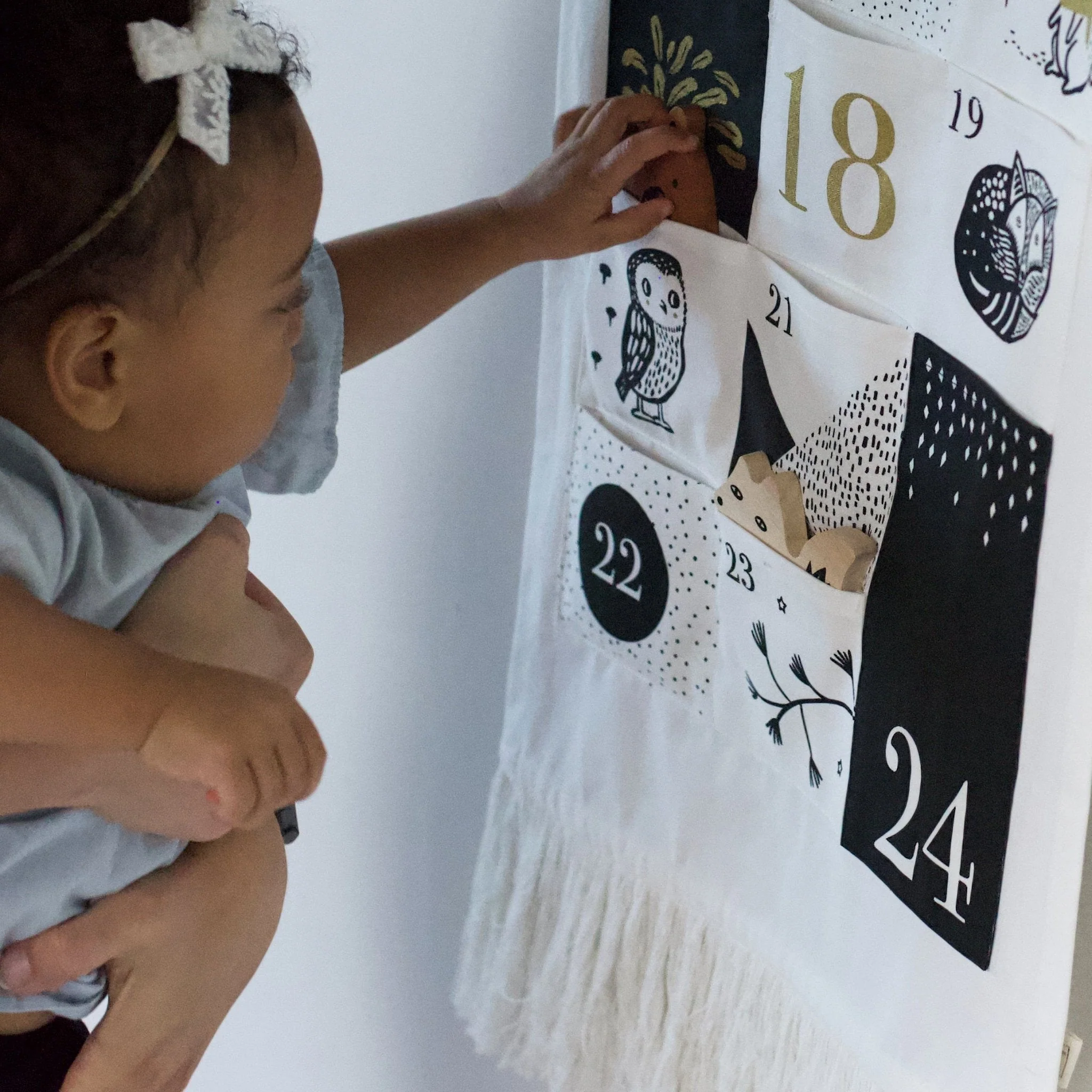 Wee Gallery Festive Friends 24 Pocket Advent Calendar - Image 4